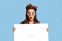 震惊的海报女郎在复古太阳镜和格子衬衫呈现的东西与空白空白的白板