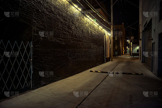 夜晚黑暗而诡异的城市小巷