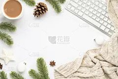 顶视图照片的键盘杯热喝白色圣诞树装饰球星松树枝圆锥八角和围巾孤立的白色背景与copyspace在中间