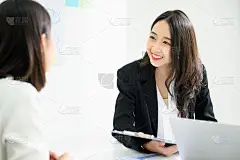 求职面试，我们正在招聘，人力资源和招聘的理念。美丽年轻的亚洲女商人谈论申请人