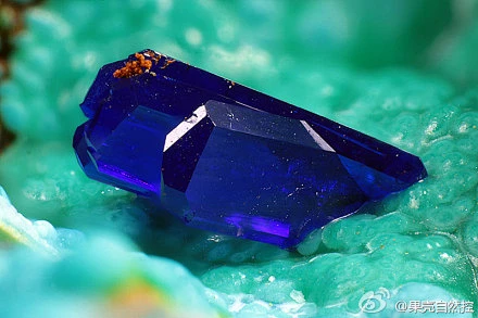 #矿物美图赏#蓝铜矿（Azurite，重碱式碳酸铜），产自意大利 Trentini 矿。虽然晶体细小，只有1mm左右，但是这丝毫不影响它魅力的 ...