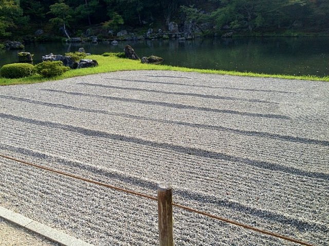 日本的寺庙很有意思，除了有山有水之外，一...