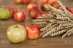 自然产物。红苹果和麦穗