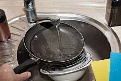 洗碗，盘子，煎锅，水槽里的彩色抹布，厨房里。关于家务活、公寓护理和清洁的形象.