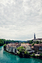 Bern,Switzerland。瑞士伯尔尼，位于瑞士西半部领土中央偏北之处，仅次于苏黎世和日内瓦的第三大城，是伯尔尼州首府，亦是该国首都。1983年起， 伯尔尼就是联合国世界文化遗产， 这个浪漫的老城是瑞士的首都， 1191年建城， 拥有欧洲保护最完好的中世纪古城之一。 #景点# #古镇# #美景#