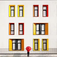 #给你颜色# 土耳其建筑师 Yener Torun 镜头里的伊斯坦布尔，他用自己的极简主义审美，去发掘这个古老城市不可思议的明亮色彩和现代感。喜欢“极简风格+亮色”系插画的同学，推荐看他的摄影作品，简直是现成的配色指南。 ​​​​