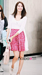 少女时代组合林允儿7月10日金浦机场街拍：白色背心+开衫+碎花小裙，甜美十足！