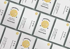 沐詞間 MUZ SPACE COFFEE SHOP Branding Design : MUZ SPACE 沐詞間一壺茶 / 一瓶酒 / 一杯咖啡 一個舒服的空間 一段與自己的對話時光生活點滴會漸漸濃縮 學習成長的軌跡堆疊在茶色的紋理 只需擴張感官 便能淺嚐生命的層次，歡迎你來到沐詞間 邀請你與我們享受在這裡的每時每刻。取樣了宋朝瓷器做為設計，能夠裝盛酒水、茶等飲品的器具不外乎就是瓷器。 將&quot;沐&quot;字做為東方元素的窗花結構隔出瓷器外之空間，這個空間的含義是一個多元、人們可以在這交流的聚集