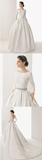 Rosa CLARÁ /
Colección Novia
203 / CACERES
Vestido y cola de brocado de seda con adorno de vainica, en color natural 
—————————————————
#Wedding Dresses# #婚纱#