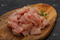 烹饪用的生鸡丁