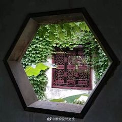 园林之眼，一扇窗子的艺术

窗，这个从墙体中凿开的洞口，是建筑中不可缺少的构造之一，虽不是主位，却承载着极为重要的建筑功能和造型装饰作用。
窗乃园林之眼，园中的苍山流水、琼花古木，一入窗中，便自成画幅。佳景借窗框飘然而至，雅趣于墙内外流动不止，空间中产生了一种隔而不阻的美妙气息，是 ​​​​...展开全文c