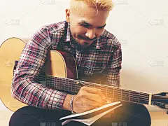 年轻的潮人用吉他谱曲。