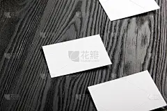 黑色木质背景的空白名片。企业文具，品牌模型。创意设计师的办公桌。平的。文本复制空间