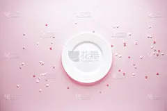 粉色背景，白色盘子上的甜蜜心，文字空间，平铺。情人节。爱的概念。母亲的一天。