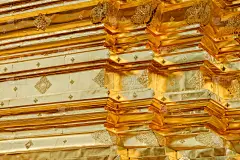 墙上有泰国本土风格的金色灰泥设计