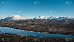 树林和马尔塞尔瓦河的景色，映照在白雪覆盖的山上。芬兰马克地区，位于挪威北部的诺德兰，天气晴朗
