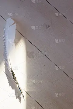 白色木制表面为您的文本，复制过去和模拟的浪漫和诗歌设计。