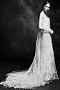 Lusan Mandongus 2015婚纱系列 LookBook ▏品牌从1991年建立以来一直为新娘带来古典优雅的婚纱设计，凸显身材的鱼尾裙以及婚纱设计里常用的蕾丝元素，浪漫中带着一丝性感，本季大片主打黑白复古风，演绎着上世纪20年代的女性魅力。简直美哭了。。|转