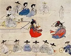 关于朝鲜的那些风俗画  : 　　朝鲜传统绘画源于朝鲜三国时期。最初，主要以壁画形式出现，后发展为单色画或淡彩画，到当代才有了长足的发展。朝鲜绘画一直被普遍认为只是简单模仿中国绘画，或者只是中国画的一支地区性流派。其实不然。朝鲜画