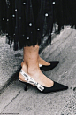 ※ Fashion Item ※ Dior 这季大火的 J’ADIOR 蝴蝶结丝带凉鞋除了热门的5cm小跟鞋，平底和10cm的高跟设计也都各有各好看！黑白的松紧带设计真是既优雅又有点少女心，要加入愿望清单了~~ ​​​​