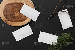 清洁最小的名片模型木制板与针叶树的背景