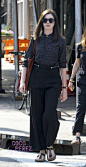 Anne Hathaway goes back to her The Devil Wears Prada days with this polished ensem for The Intern!