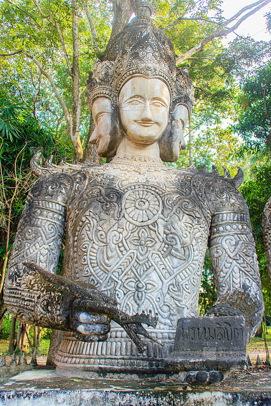梵天:命运的天使，在Sala Keoku公园，巨大的混凝土雕塑灵感来自佛教和印度教。它位于泰国的廊开