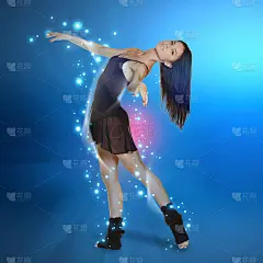 跳舞的女孩被闪闪发光的珠子和道具包围着