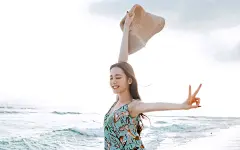 美女明星迪丽热巴海边沙滩写真壁纸，热带风格长裙唯美动人套图8