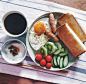 水果、谷物、鸡蛋、吐司、黑咖啡，打开减脂期营养早餐的美好方式～#减脂餐# ​​​​