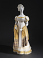 1820年的一件法国女装，帝政款，轻薄的白色棉纱，亮金色缎带镶边，裙摆上是与镶边同色的羊毛刺绣花纹。 ​​​​