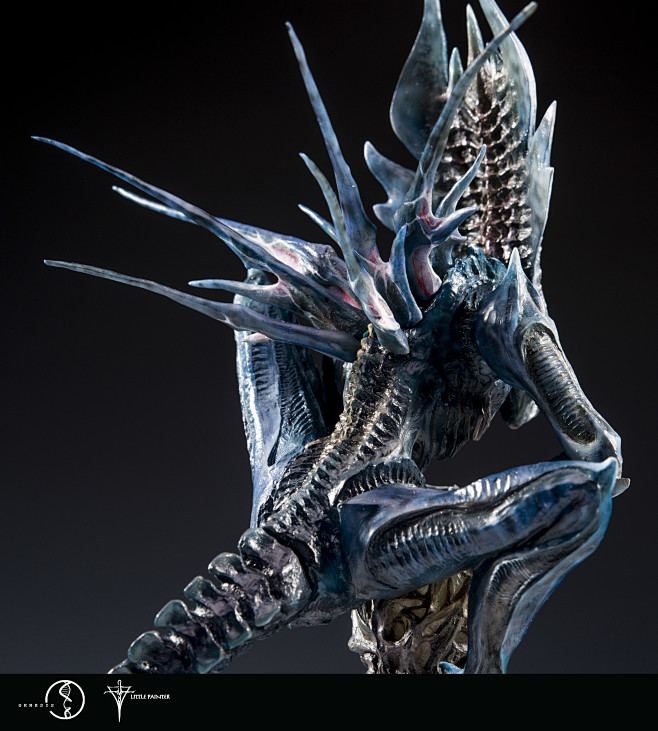 异形女王全身像