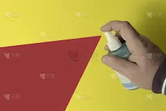 警告的海报。手按喷瓶在黄色背景和文字的地方。