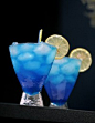 这个饮品的名字叫【蓝色珊瑚礁Blue Lagoon】，又是伏特加与果汁的奇妙调配，像蓝天白云在杯子里漂浮，你想试试吗?