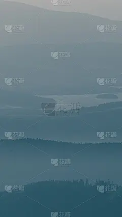 这是斯洛伐克塔特里令人振奋的山景。生动的，渐变风景与透视在蓝色基调。夏天在山脉。色彩鲜艳的自然壁纸。
