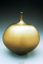 #艺术第二自然#来自于日本出生的美国陶艺家宫村秀明，他最出名的就是其独特的彩虹色釉料，同时还包括一个引人注目的金釉。他的许多的灵感来自于十二、十三13世纪中国寺院里用的釉茶碗。