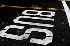 街道上的白色公交站牌