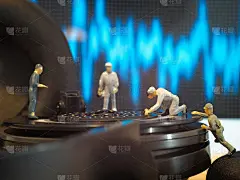 工程师检查耳机的音质