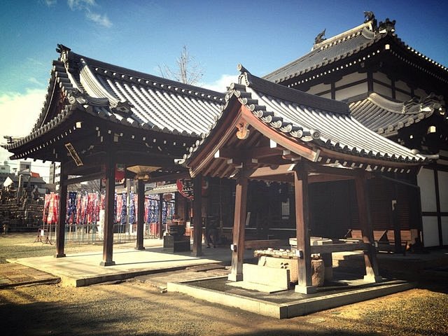 好安静的地方，日本的寺庙轮廓分明，色彩对...