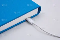 把充电线插入一本书