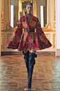 Alexander McQueen Fall 2010 ✨✨✨

McQueen本尊逝去前的最后遗作，关于中世纪宗教与拜占庭文化的绝唱，繁复的工艺与华丽的图纹把原本暗黑恐惧的一切变得浪漫唯美光明神圣那时候有很多诸如此类媲美高定的成衣，回头看来简直都是艺术品。 ​​​​