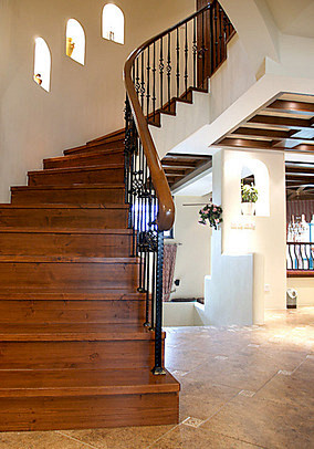 美式风格别墅实木楼梯装修效果图