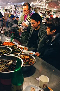 期間有類似機構的人來發名片樣的東西，邊上2個是本地人，就簡單地點了一盆肉，就著酒，聊了很久。,小暖饞聒