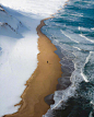 寒潮过后的日本鸟取海岸，大雪、沙滩、海浪同时出现在一张照片中，有种非常科幻的美感。

(Twi: Hisa0808) ​​​​