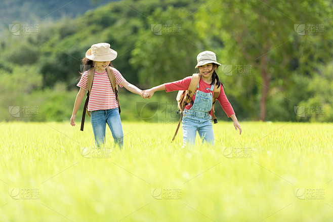 亚洲女孩跑步和享受在田野草地户外，冒险和...