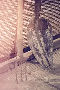 院子里放着两件干活用的工具