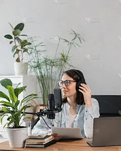 播客创建内容，欧洲妇女记录播客与麦克风和耳机，高加索妇女在录音工作室录制广告或有声书的声音
