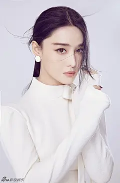 张馨予最新写真黑白look变御姐 霸气性感大秀美背_明星写真_图集_电影网_1905.com