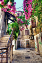 Old Town of Split, Croatia。克罗地亚斯普利特老城，是克罗地亚共和国历史名城，第一大海港，疗养和游览胜地，坐落在亚得里亚海的达尔马提亚海岸中心。公元7世纪建城，罗马时代名“阿斯帕拉托斯”，后改称“斯帕拉托”和“斯普利特”。斯普利特也是亚得里亚海东岸的交通枢纽，有直达亚得里亚海上众岛屿及亚平宁半岛的线路，同时也是东南欧最著名的旅游目的地之一。