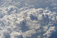 白云和天空，飞机窗外的景色